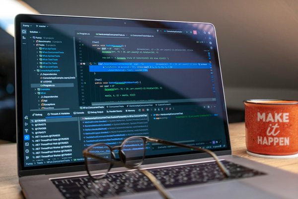 So zauberst du ein authentisches Berliner Biergulasch mit Pilsner und duftendem Wurzelgemüse!